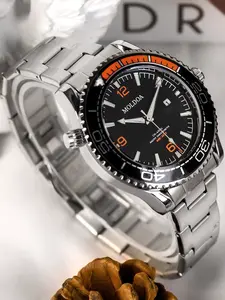 A new high-end and niche luminous waterproof calendar for men, featuring a luxurious and luxurious quartz watch