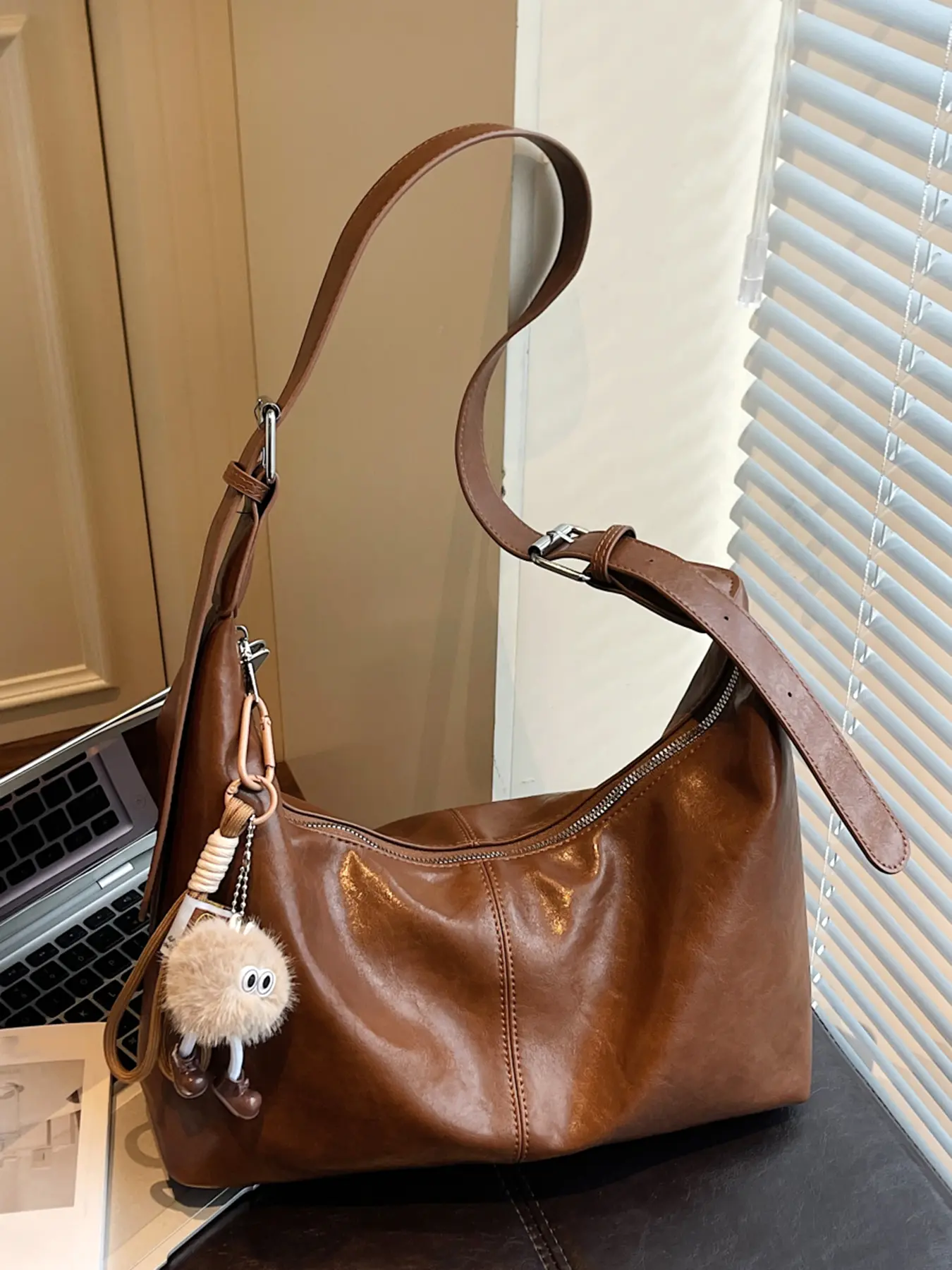 One-shoulder tote bag, Pu Tote Satchel, textured and trendy dumpling bag, simple solid color bag, student commuter bag, suitable for daily matching, commuting scenarios