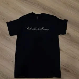 Todo a Su Tiempo T-Shirt - Black Cotton Tee with Elegant Script Design for Everyday Wear