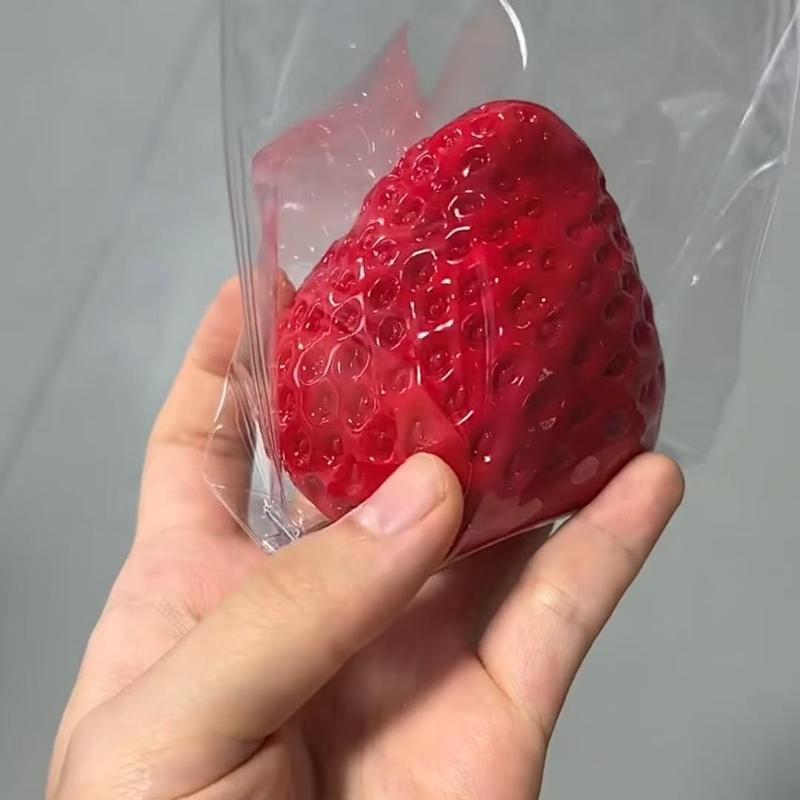 Made in Japan Strawberry Squeeze Toy Realistic Design Aromafor Stress Relief Soft Squishy Silicone Maker ldeal Gift HomeOffice Use