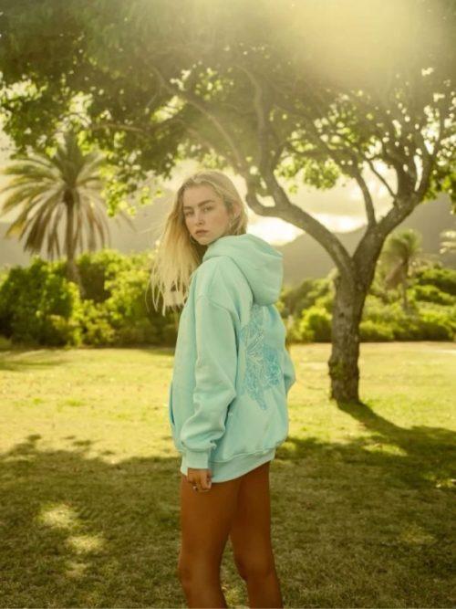 Coastal fashion: vibrant large lotus flower embroidery on the back; hooded sweatshirt made from ultra-soft fleece fabric, featuring a loose, comfortable fit that creates a relaxed beach vibe. A summer essential. Lotus flower embroidery.