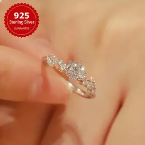 1 Carat Sparkling Six-Prong Starlight Moissanite Ring Women's Wedding Ring 925 Sterling Silver Engagement Ring Eternal Ring Anniversary Ring Valentine's Day Luxurious Women's Jewelry Gift