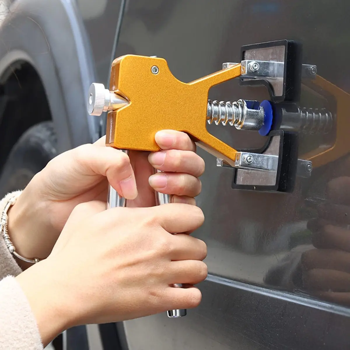 This paintless dent repair tool kit, which does not include hot glue sticks, is suitable for repairing dents on car and motorcycle bodies. It allows for easy dent repair and is an essential tool for DIY enthusiasts.