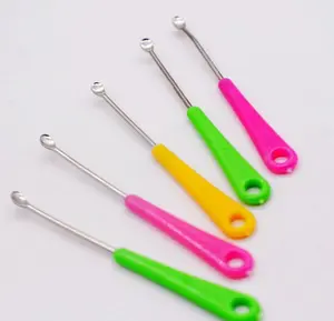 4pcs 2.6inch Colorful plastic-handled iron ear pick, resembling stainless steel ear pick. Suitable as party or birthday gift with keyhole. Metal ear cleaner with keyhole.