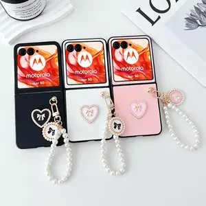 PU leather heart-shaped Protective phone case, Cover, equipped with a heart-shaped pearl bracelet, hard PC back panel protects the phone, suitable for Motorola Razr 2024, Razr 50, Razr 60, Razr 50 Ultra, Razr 60 Ultra