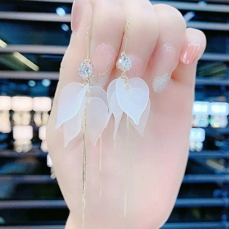 Korean-Japanese Ethereal Long White Petal Tassel Threader Earrings for Women Trendy Light Niche Face-Slimming Ear Jewelry HNAO30
