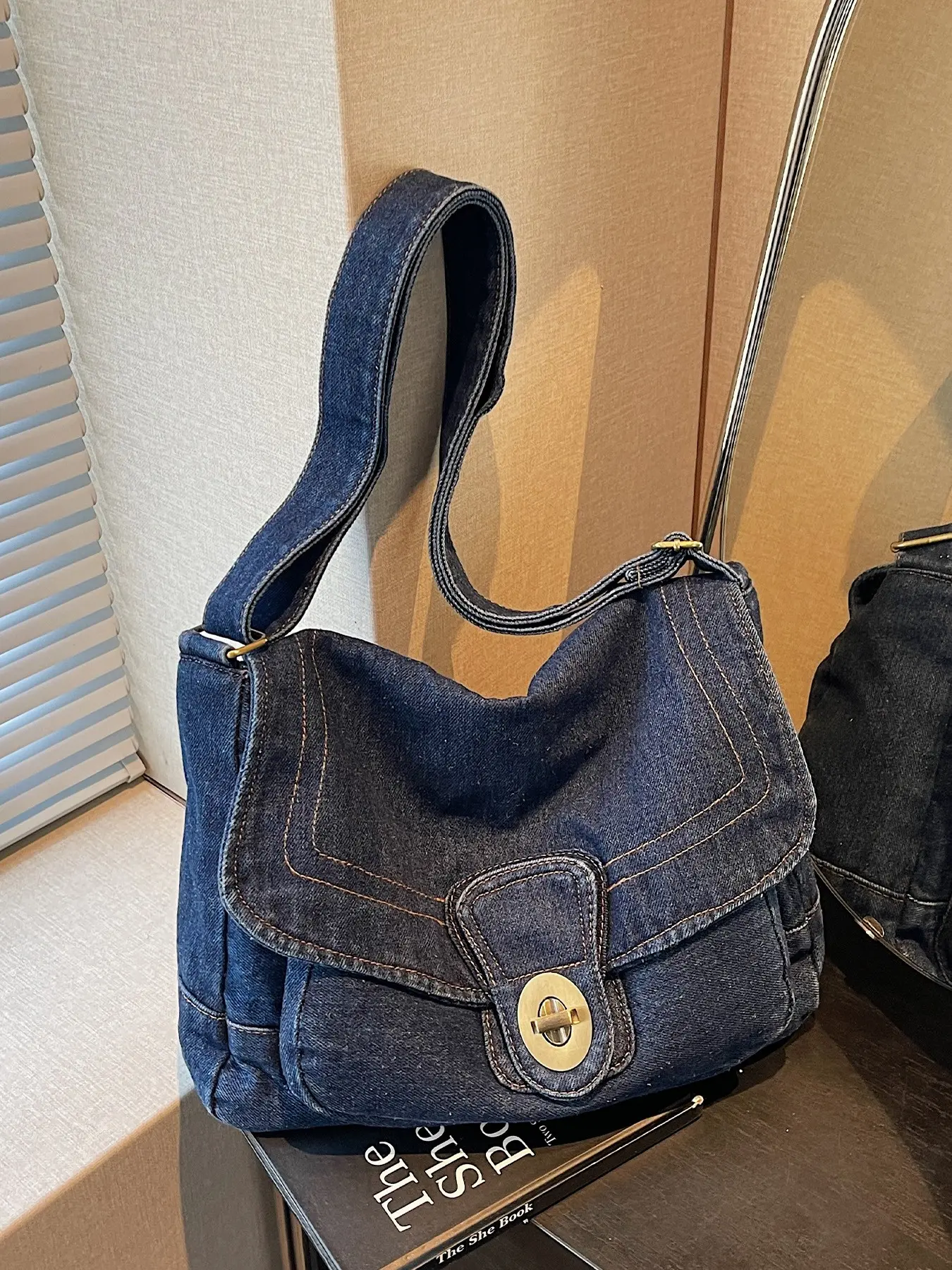 1pc Retro washed denim flip Hobo crossbody bag, paired with retro buckle hardware and adjustable wide shoulder straps, suitable for women's daily street wear and versatile casual fashion styling scenes, Denim Crossbody Bags, Hobo Crossbody Purses