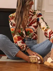 A lady's color-coordinated collared blouse shirt with floral print and long sleeves, featuring an elegant style, is suitable for vacations, gatherings, shopping, indoors and outdoors, Womenswear