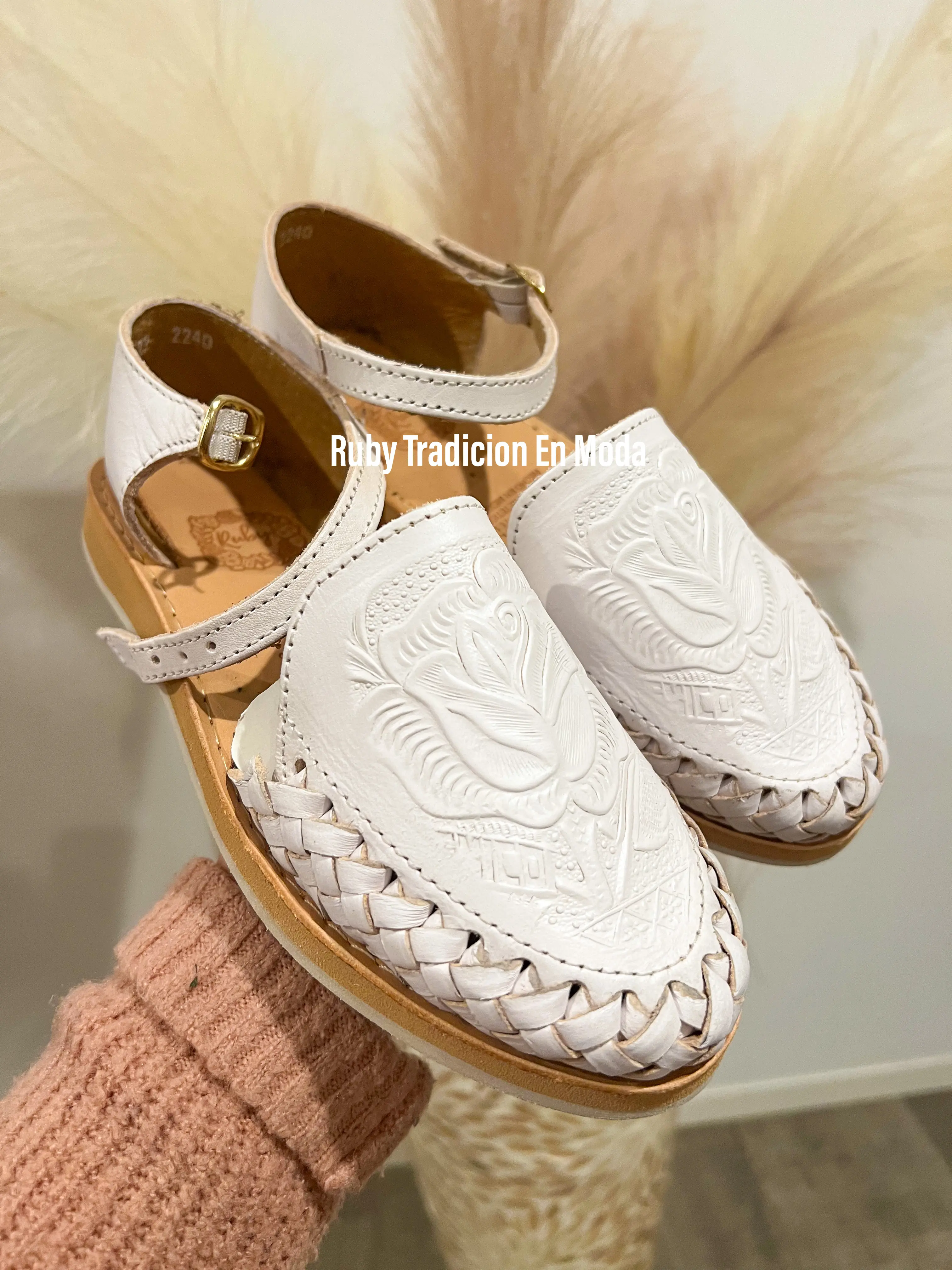 Flor Cincelados Lace-Up Huaraches/ Huaraches Mexicanos/ Hand-Tooled Flower Huaraches/ Leather Sandals/ Round Toe/ Hippie Vintage Style/ Huaraches de Cintas/ Mexican Sandals/ Mexican Shoes/ Sandalias/