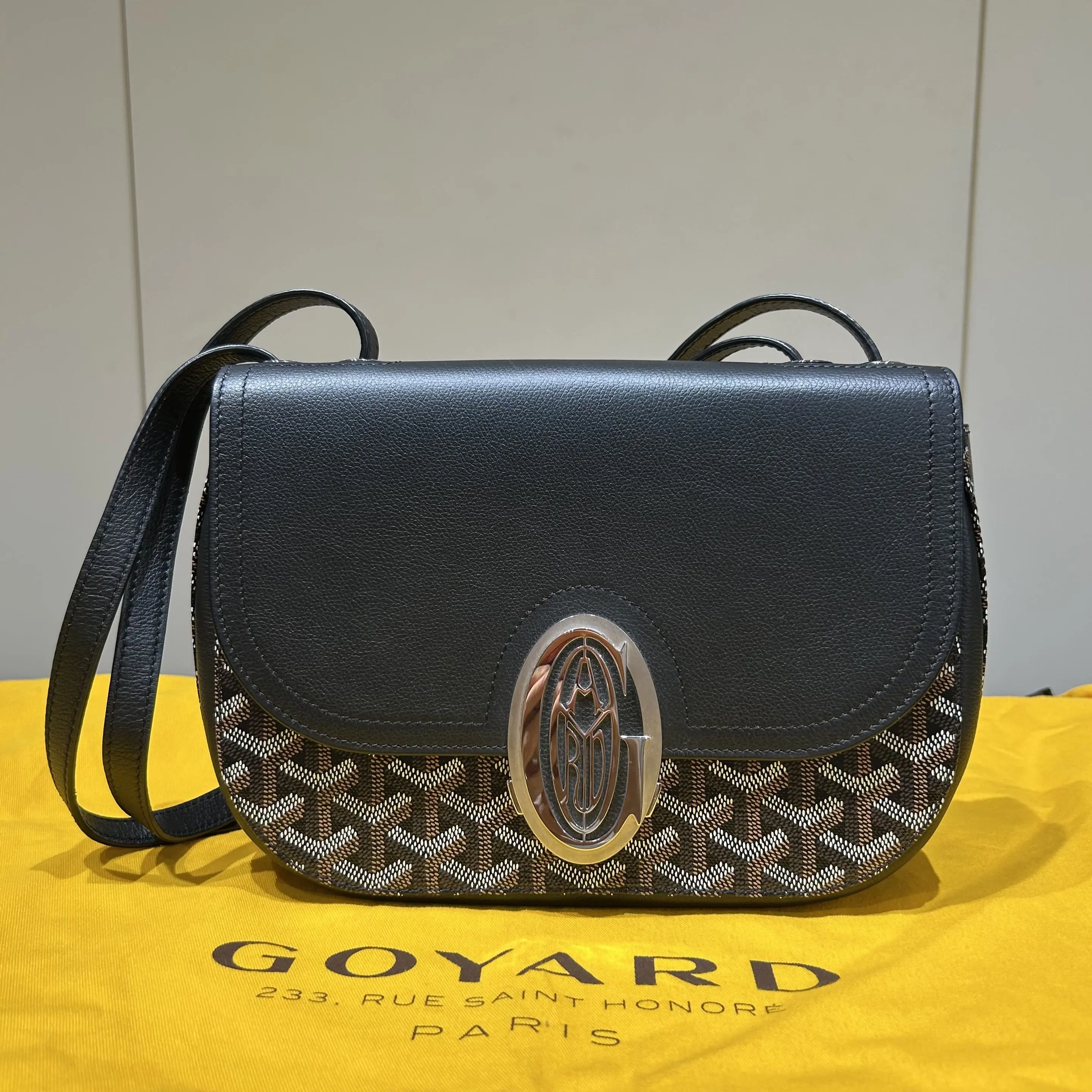 Pre-owned Goyard leather Crossbody bags 233 Bag in Black Chevron Canvas & Messenger Crossbody 55097917 SH