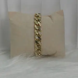 Jenny’s Luxe Pulsera Gruesa Diseño Greca con Circonias Oro Laminado 14K – Size 7 Doble Cierre