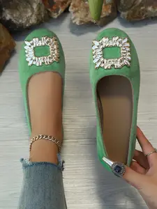 Women's new fashion trendy leather flat shoes, round-toe slip-on lightweight shoes, Casual Flats, suitable for everyday casual and outdoor walking, also for commuting to work or school.