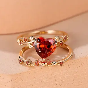 2-Piece Set Red/Green Zircon Inlaid Copper Band Rings - Elegant Stackable Heart-Shaped Puzzle Couples Rings - Wedding Bands, Engagement Rings & Matching Jewelry