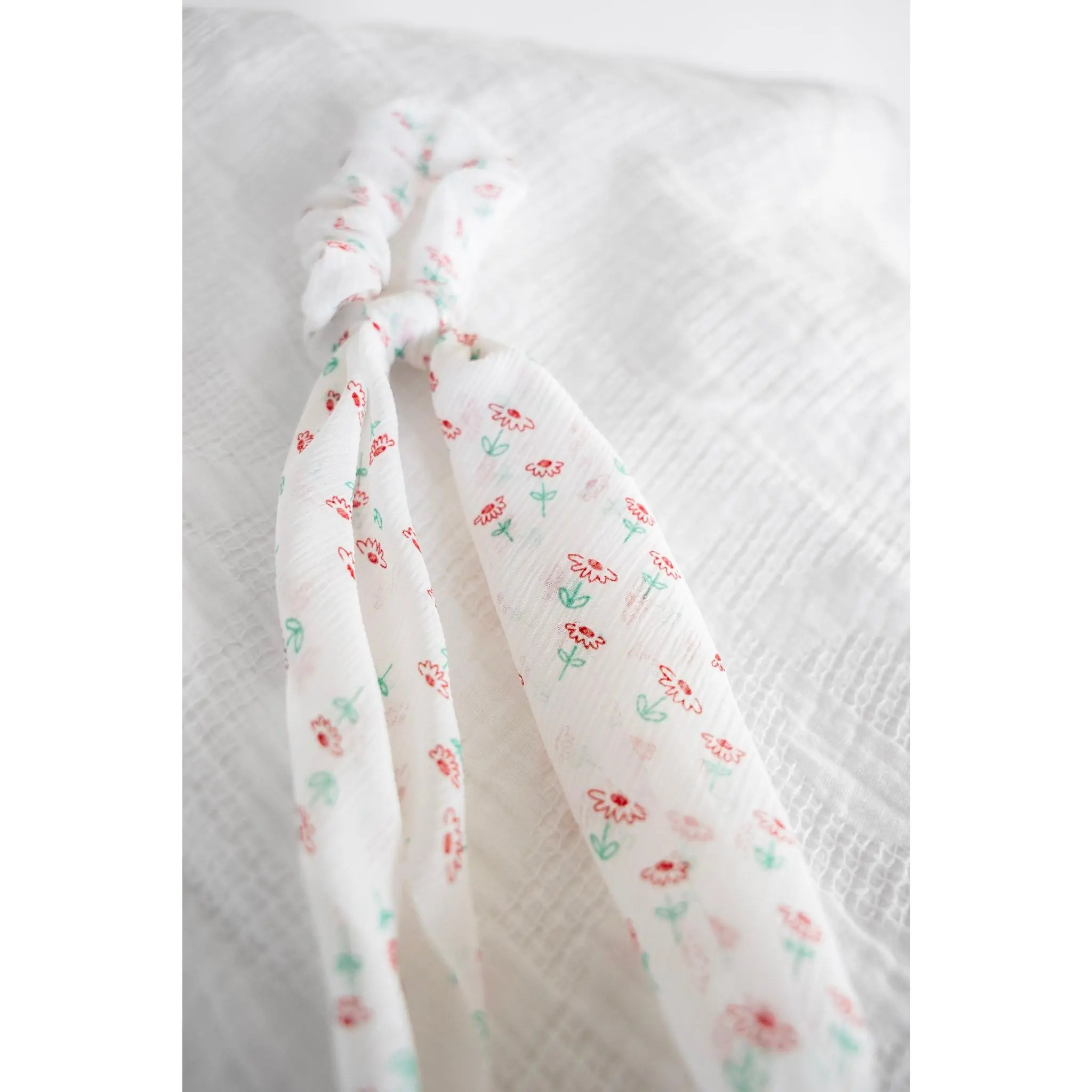 Red Daisy Print Elastic Scrunchie with Long Chiffon Ribbon Bows - 1 Size, Airy Light Soft-Movement Ribbon Tails Hair Tie, Hand-Washable for Ponytails & Messy Buns, Everyday Scarf Accessory, All-Day Comfort, One Size, Hand Wash