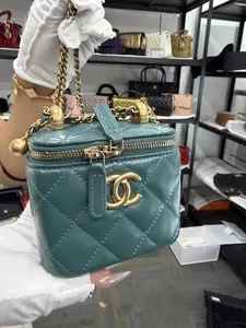 Pre-owned CHANEL vanity green Pre-owned CHANEL vanity green