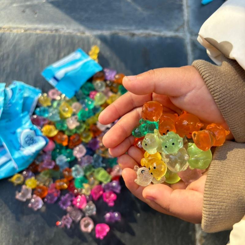 50pcs Mini Random Color Resin Animal Ornaments Luminous Night Glow Cute Decorations for Office Home Desk Collectible Figurines