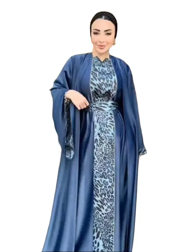 Luxury Satin Two-Piece Abaya with Tiger Panel & Crystal Details – عباية ساتان فاخرة قطعتين بتصميم تايغر وتفاصيل سترس أنيقة