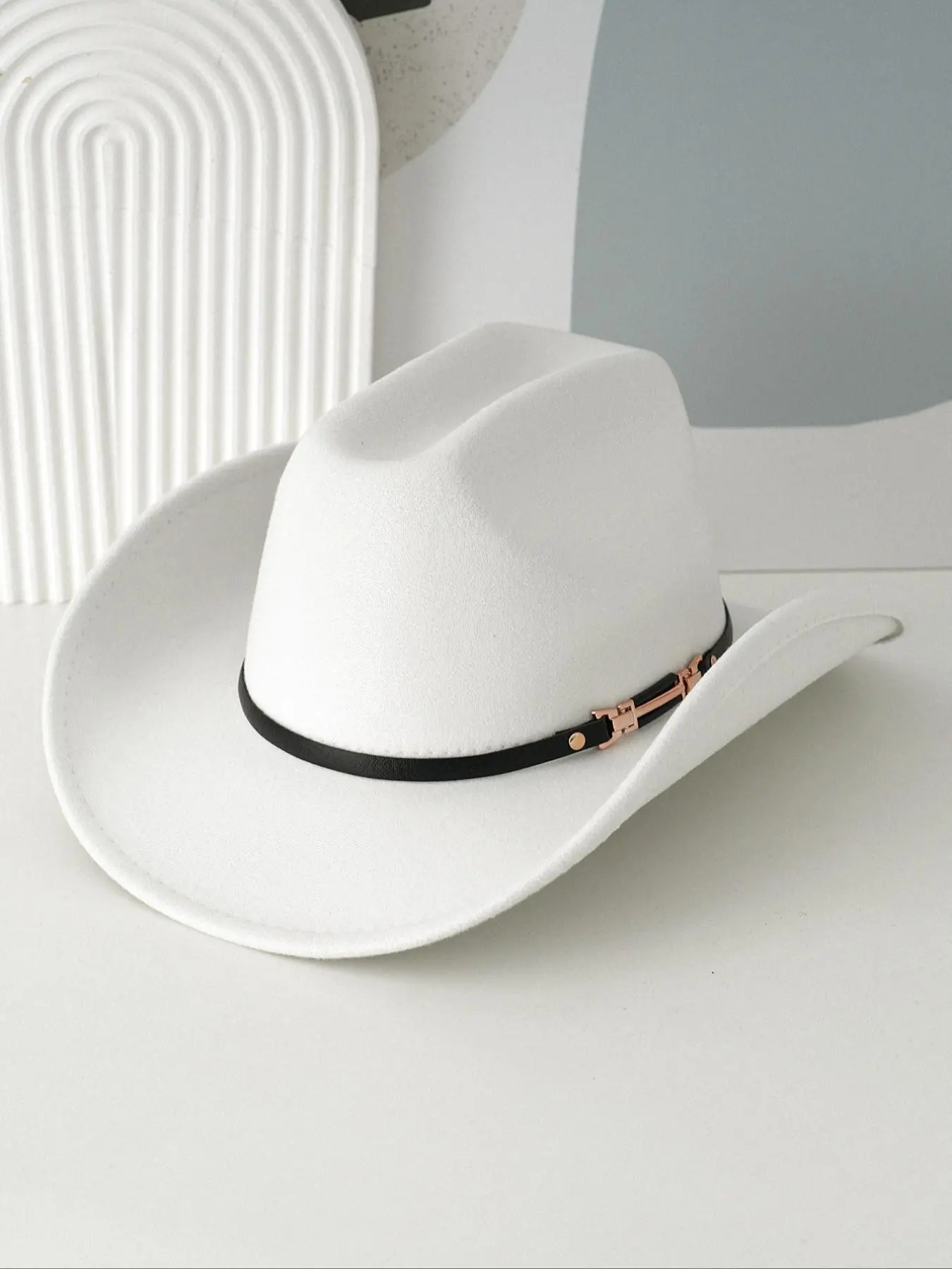 Classic Western Cowboy Style Hat for Men and Women, Felt Trilby Hat with Belt and Metal Buckle, Vintage Ranch Hat for Parties and Outdoor Events