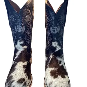 Botas estilo vaqueras piel de vaca con diseño de herradura y detalles geométricos para un look auténtico