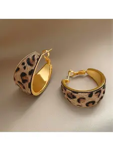A pair of leopard print flocked earrings for women, Leopard print jewelry, suitable for daily commuting, gatherings, and parties, can be worn all year round, and are an ideal gift choice