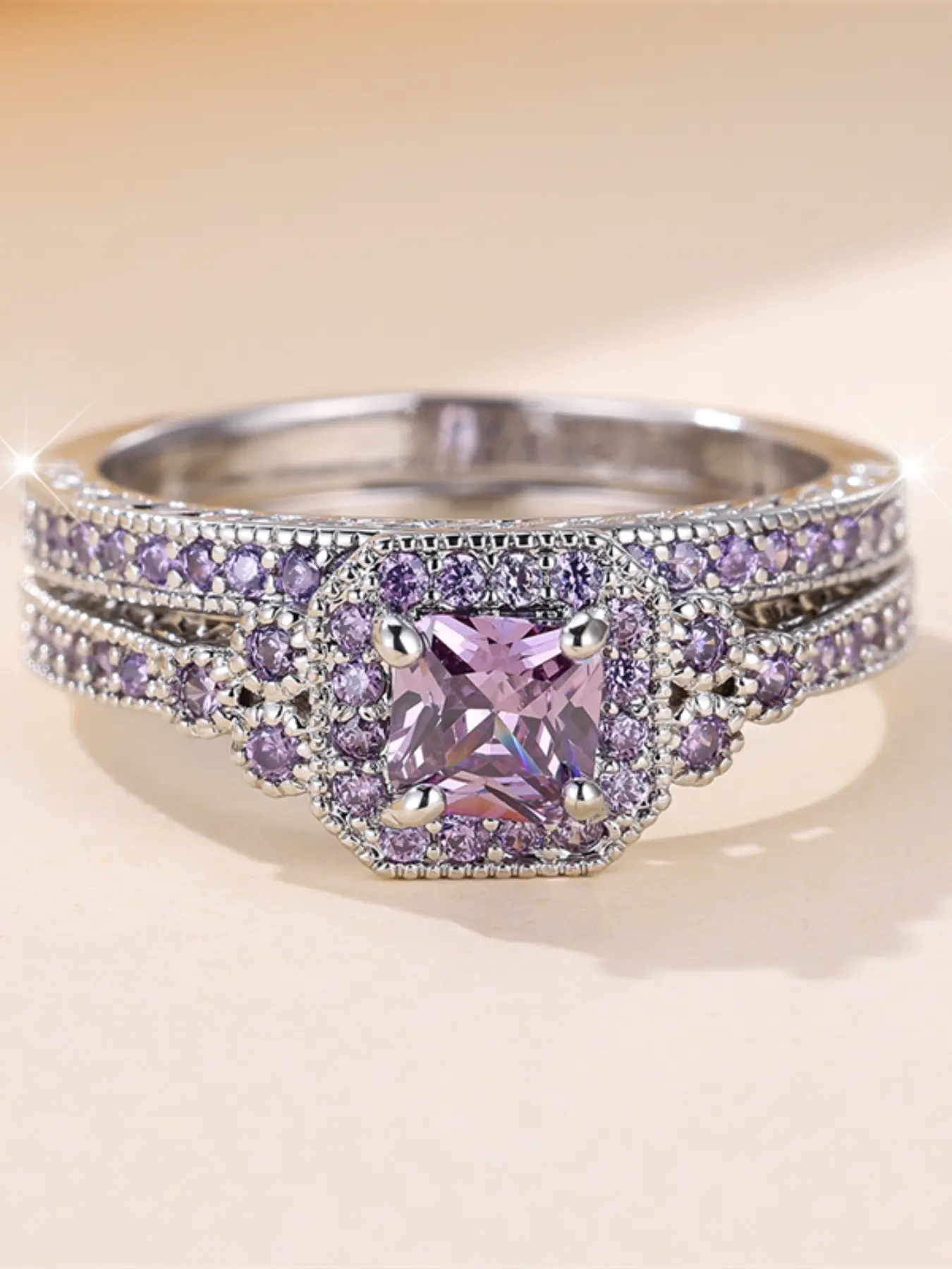 A platinum purple synthetic zirconia ring set is fashionable, high-end and simple, fashionable jewelry suitable for women to wear as Fashion Engagement Rings during proposals, travels and daily life