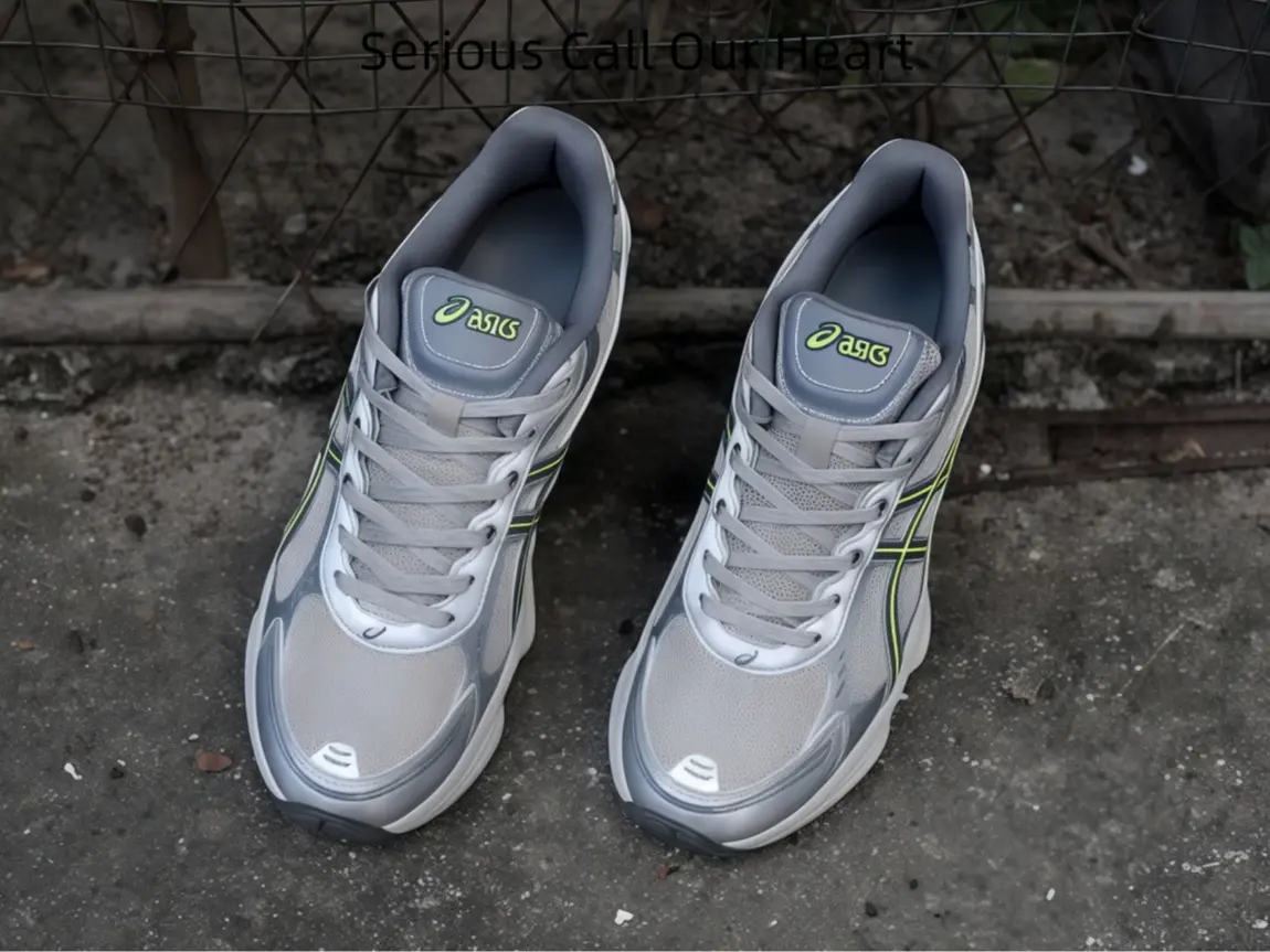 Metallic Silver Low-top Lifestyle Trainers, Multi-panel Stitching Support Structure, Robust Anti-abrasion Outsoles For Daily Commutes And Relaxed Outdoor Excursions