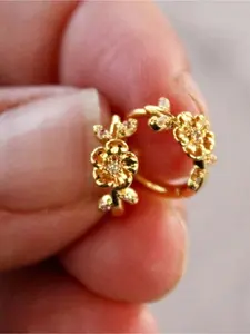 Cute and Exquisite Golden Flower-shaped Earrings, Suitable for Daily Parties and Beach Wear. Also Makes A Great Gift for Mother's Day or Anniversary Celebrations.