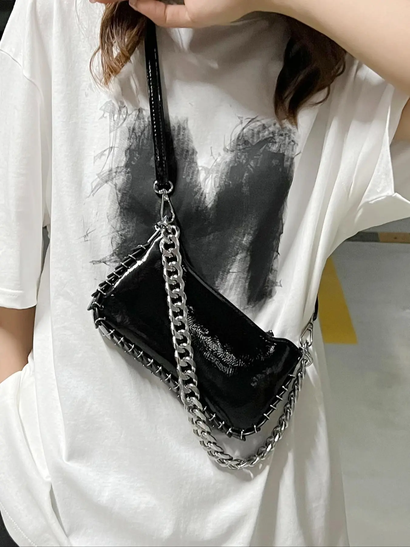 Classic fashion personalized chain shoulder bag, simple and versatile, pure color elegant temperament, Western style lightweight adjustable shoulder strap crossbody bag, suitable for street photography, parties, work, commuting, shopping, PU Tote Satchel