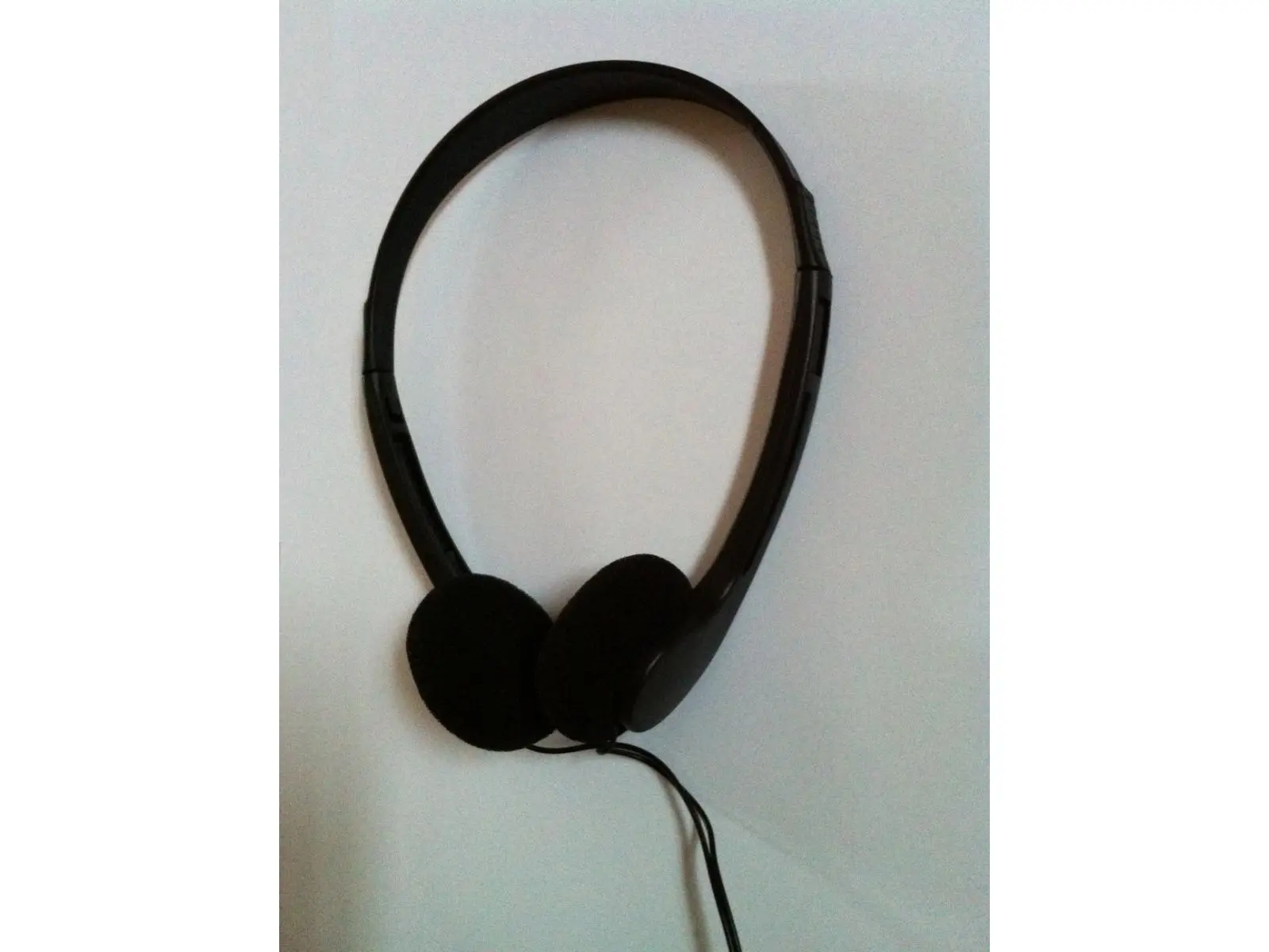 InflightDirect ID-10 InflightDirect ID-10 Disposable black headphone with foam earpads