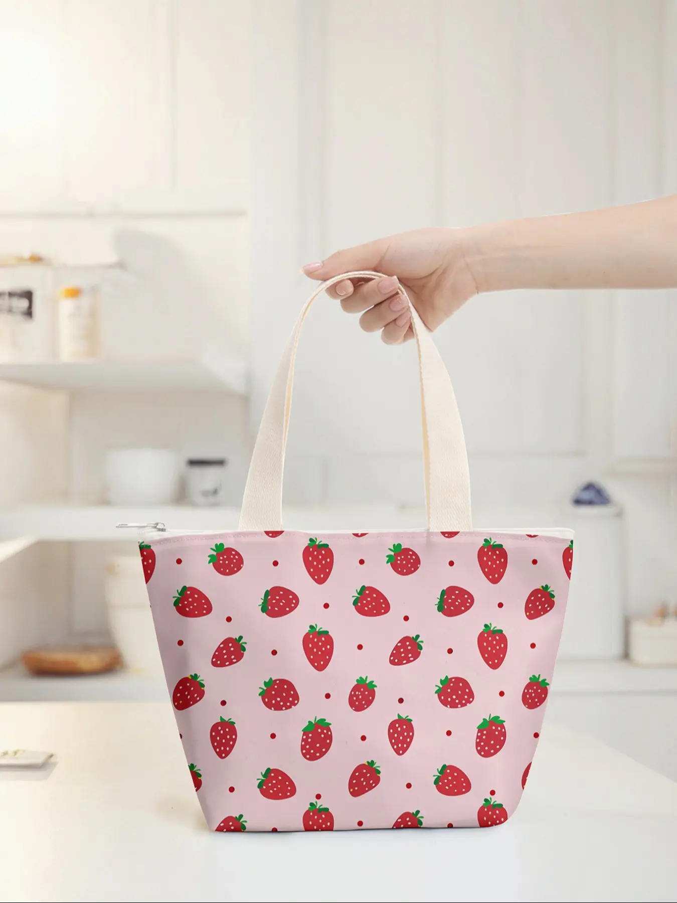 Strawberry Print Reusable Lunch Bag, Large Capacity Insulated Cooler Bag, Lightweight Travel Handbag for Men & Women, Lunch Bag Tote Bag, Ideal for Hiking Camping Travel Essentials, Lunch Insulation Bag, Lunch Bags Women