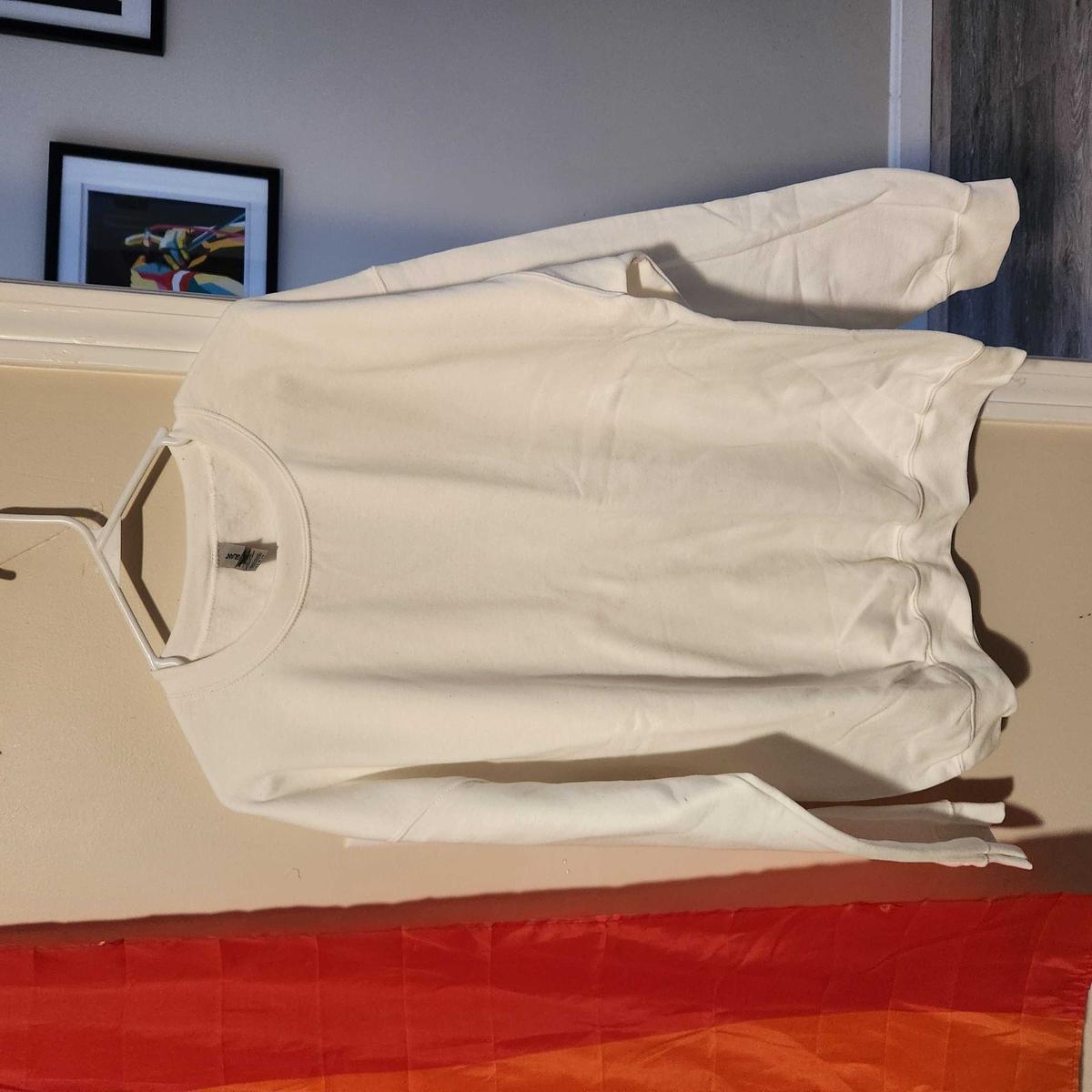 Item: White, Sweatshirt L