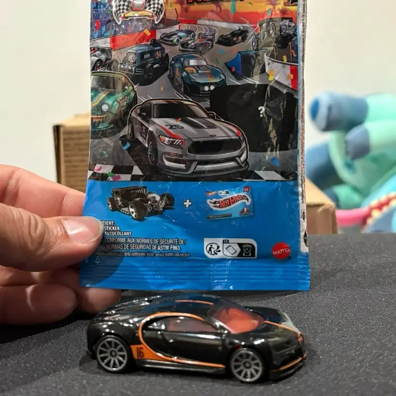 Hw Mystery Model 2016 Bugatti Chiron Diecast car 1:64 scale