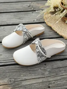 Women's Flat Sandals, Closed-Toe Slip-Ons, Floral Patterned Straps, Comfortable Footwear, Ideal for Casual Wear