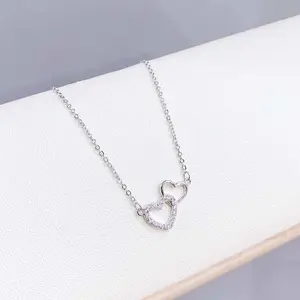 Double Heart Design Necklace Unique Clavicle Chain Heart Pendant Necklace for Mother's Day Gift Elegant and Versatile Jewelry