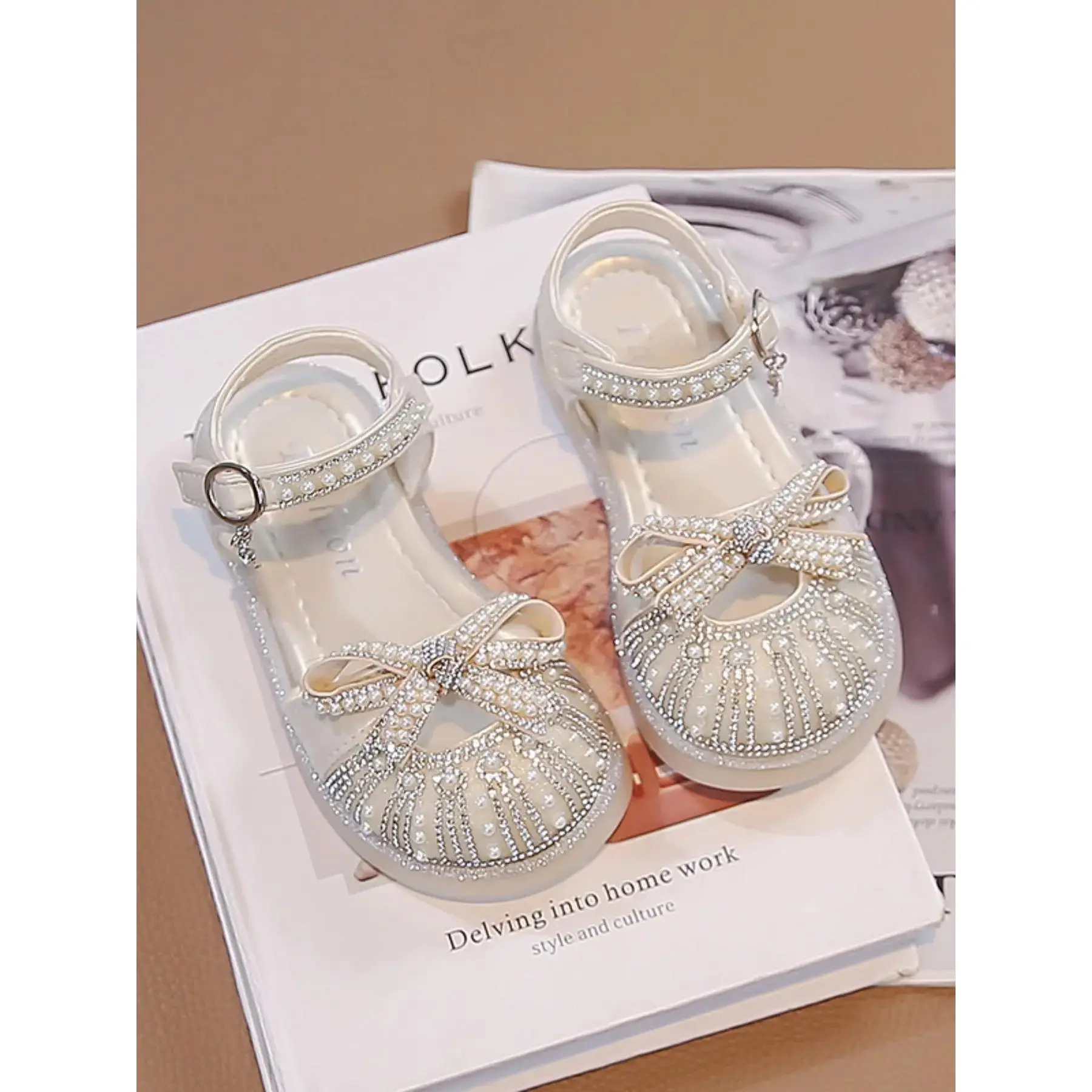 Sweet Cute Girls' Sandals Summer 2026 New Princess Sandals Soft Sole Butterfly Knot Pearl Rhinestone Toe Cover Shoes, Bow Decorated Sandals
