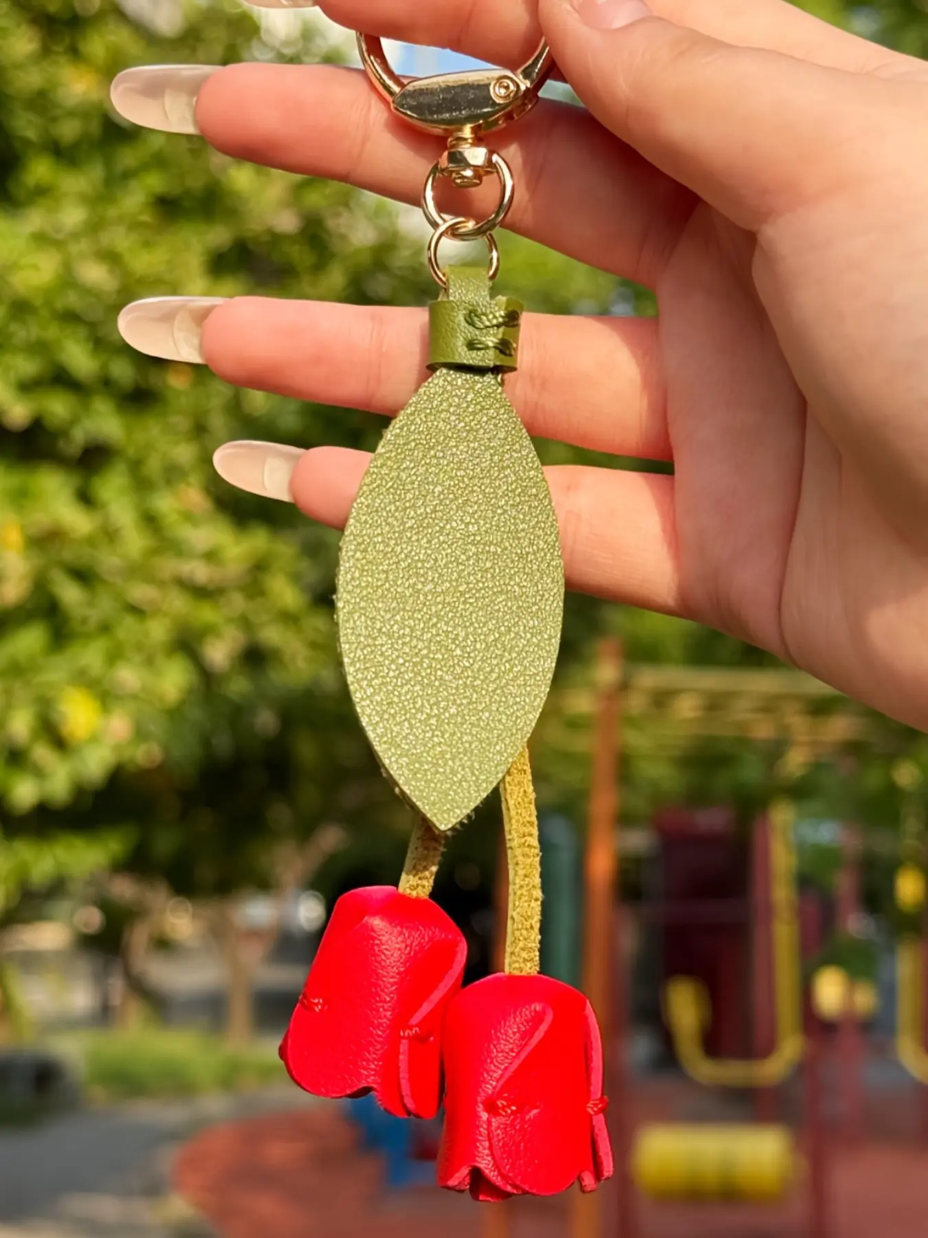 Unique PU Leather Leaf & Tulip Flower Keychain Tulips Women's Key Ring Realistic Tulip Bulb Bag Charm Flower Tulip Pendant Tulip Key Chain Purse Charm Tulips Key Fob Key Holder Elegant Floral Key Rings for Backpack Women'S Bags Mother's/Teacher's Day Gift