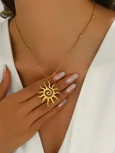 The trendy and personalized spiral sun pendant necklace is suitable for daily wear, vacation and dating occasions, and is also a surprising and exquisite small gift, Charms Necklace