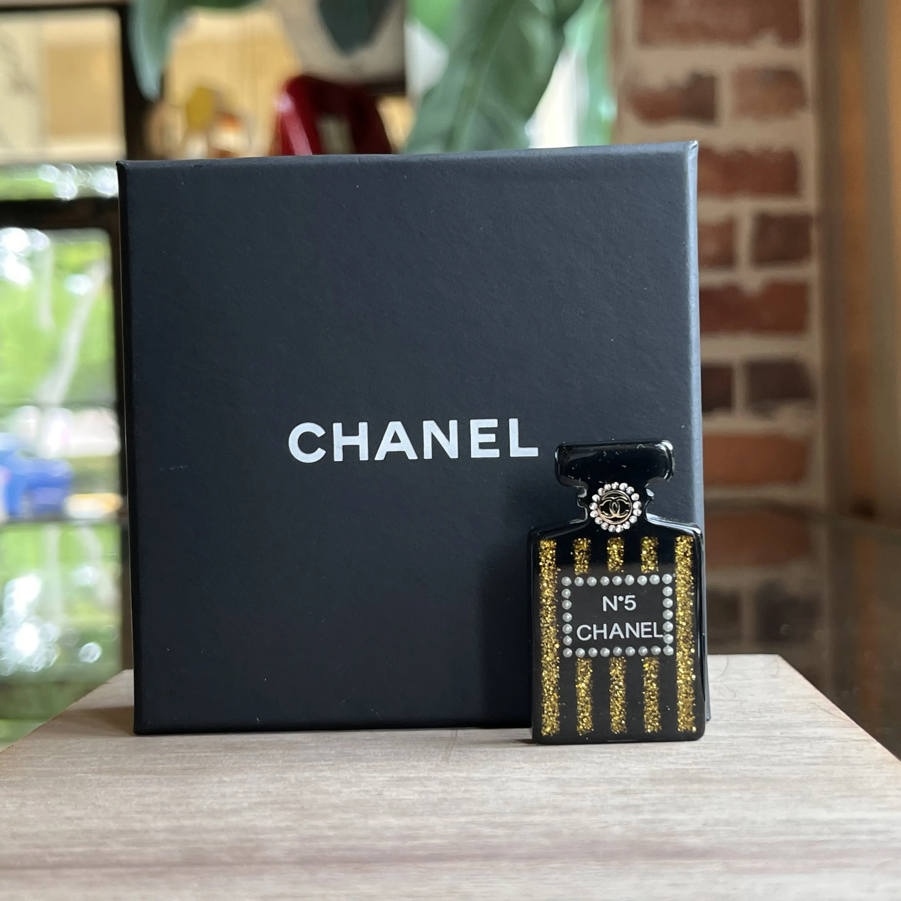 Pre-owned CHANEL CC No5 Perfume Bottle Crystal Embellished Resin