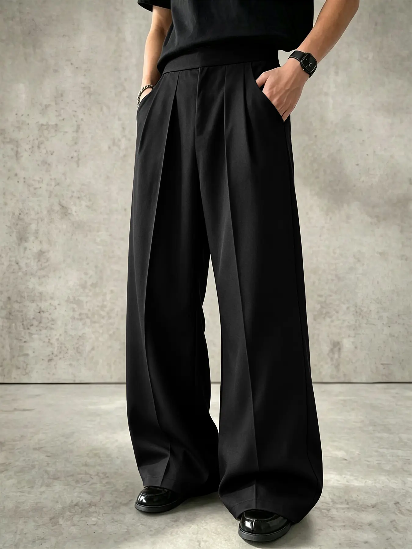 Men’s floor-length wide-leg pants with gathered pleats, relaxed fit, elastic waistband, black, casual minimalist business suit trousers