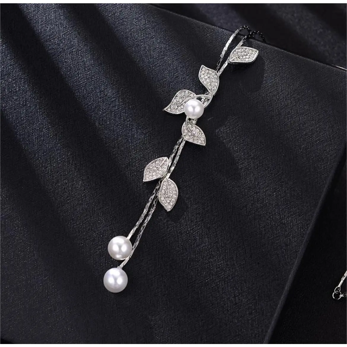 010 Leaf Pearl Necklace