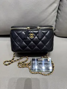 Pre-owned CHANEL 2022 Coco Heart Vanity Case