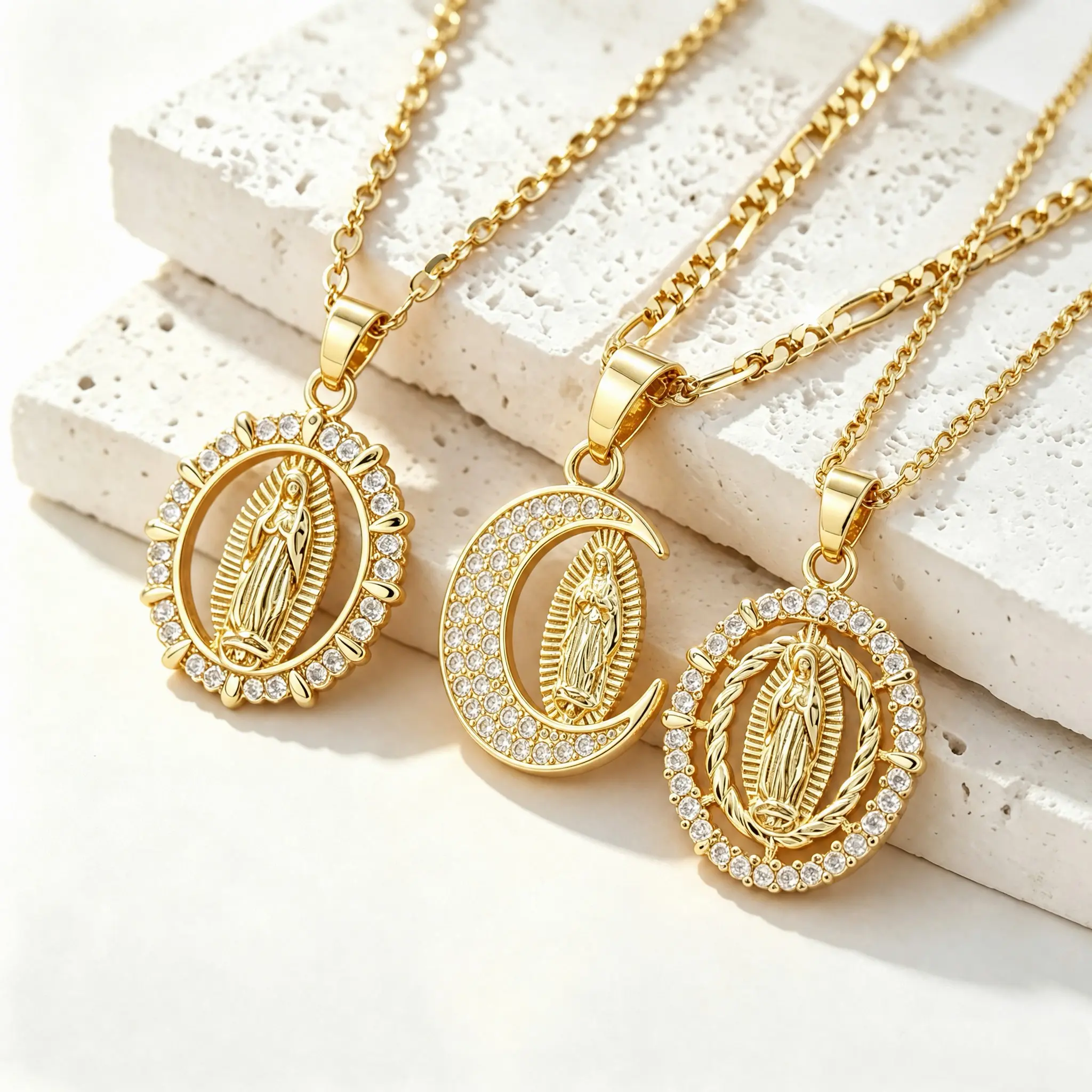 Religious Madonna Our Lady of Guadalupe Minimalist Chain Jewelry for Christians-Fashionable Virgin Mary Pendant Necklace - Gold-Plated Copper Moon Medallion