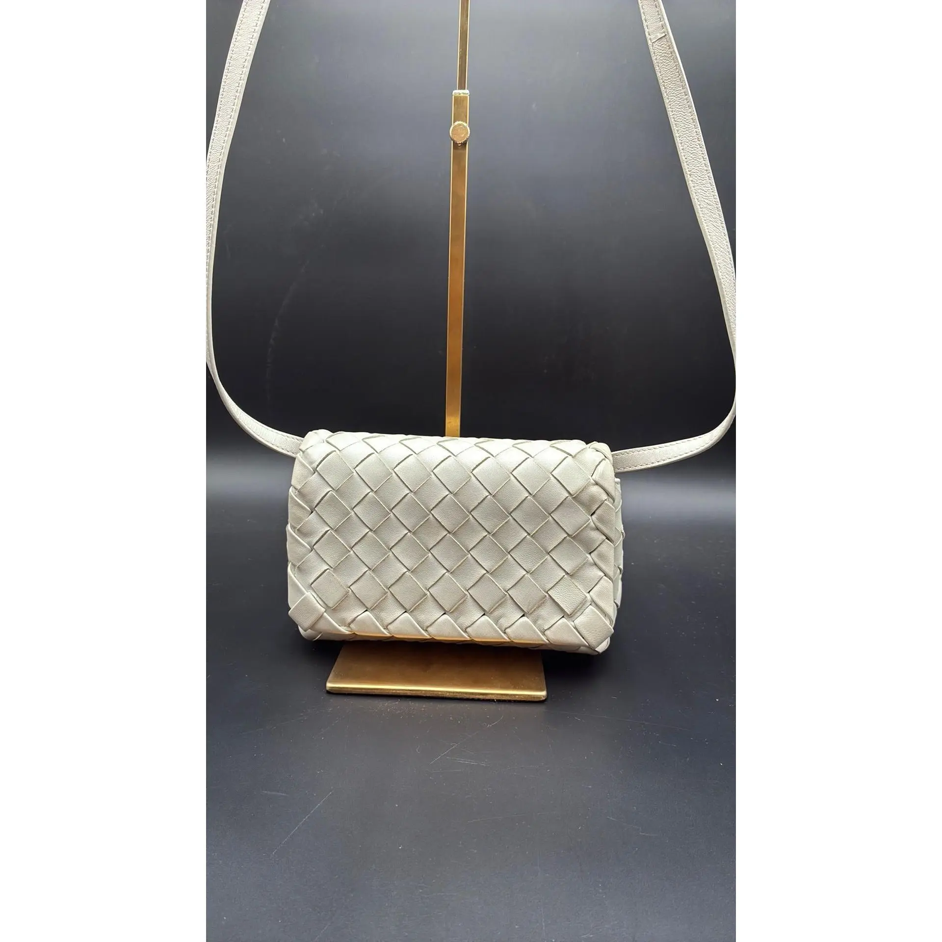 Pre-owned Leather Luxury Bags & Accessories Bottega Veneta Intrecciato Woven Flap Bag, White Date Code: BO8626917X. Entrupy ID: 7M8W8JR.