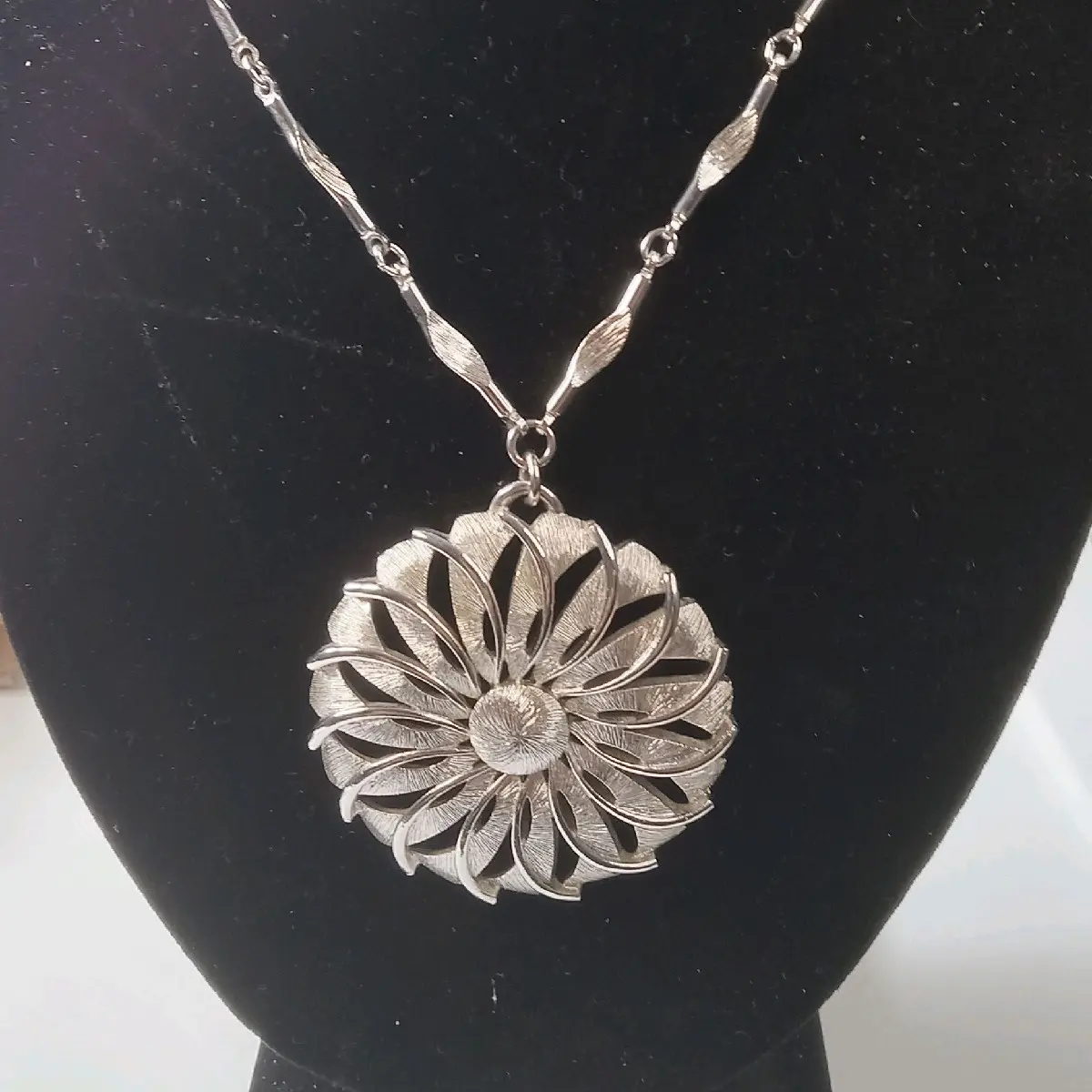 Vintage MONET Silver Tone Circle Pendant Necklace