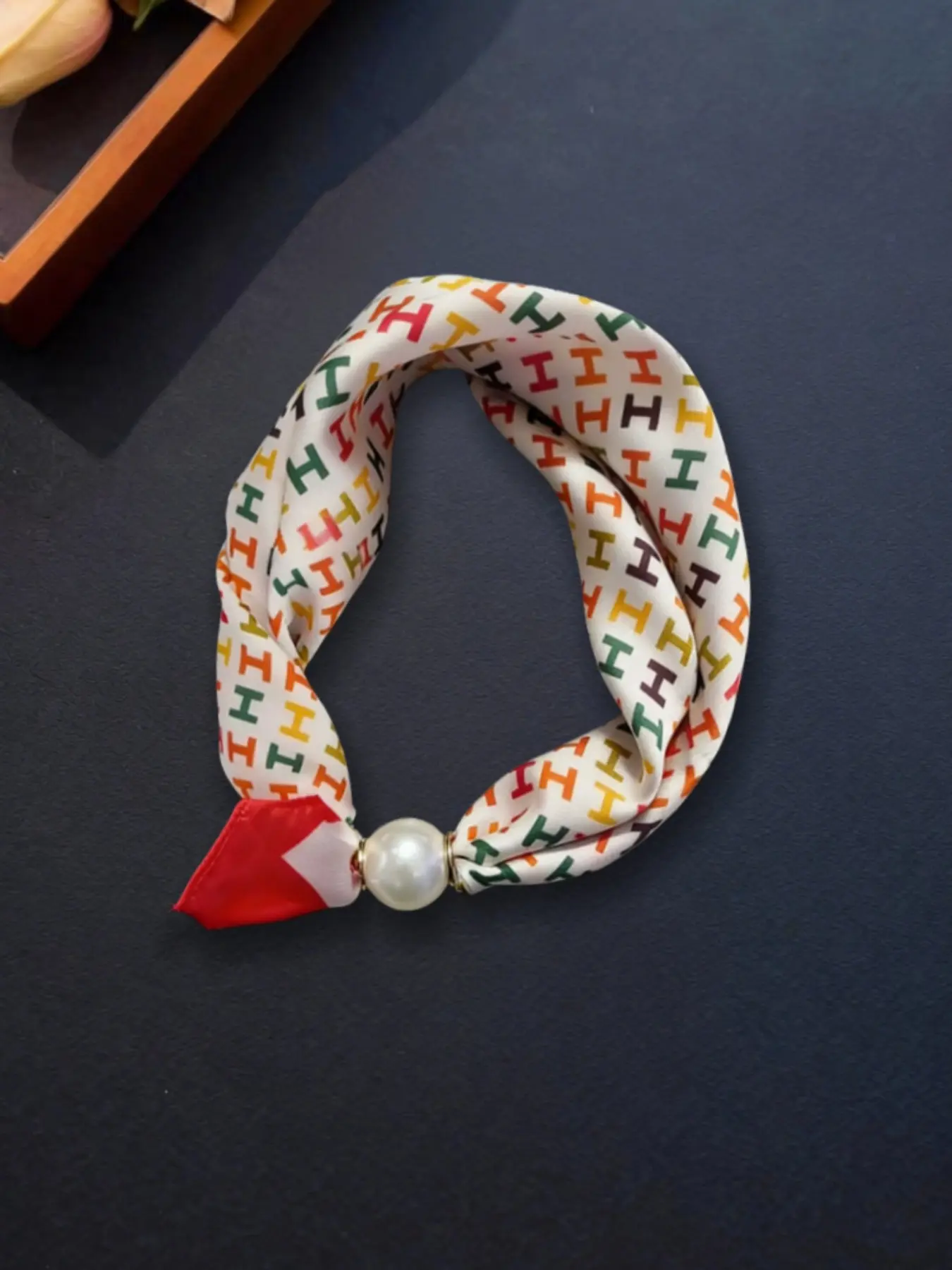 Pearl Magnetic Clasp Necklace Scarf, Colorful Letter H Pattern Pendant, Soft Comfortable Wrap, Fashion Accessory, Casual Versatile, All Season Shawl