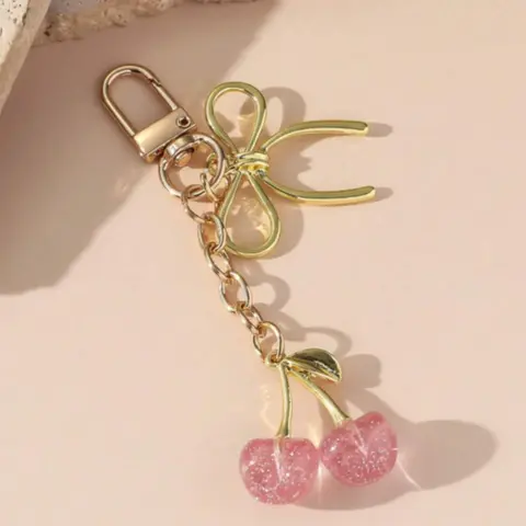 Cute Cherry & Bow Decor Keychain, Cherry Bow Keychains, Gifts for Her, Alloy Keychain, Minimalist Aesthetic Keychain for Women & Girls, Trendy All-match & Exquisite Keychain for Birthday Gift, Mom Gift, Charming Keychain, Ideal Present, Keychain Jewelry