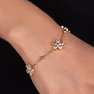 Luxe Floral Charm Bracelet for Women – Gold Stainless Steel Anti-Tarnish | Aesthetic Flower Bracelet | Stackable Luxury Jewelry | Viral TikTok Gift | Heart-Shaped Stainless Steel Pendant Necklace