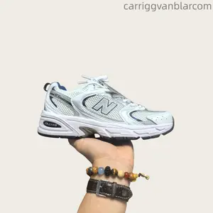 Gray and silver color. Comfortable and versatile. Mesh fabric artificial leather for shock absorption and durability. Low-top running shoes. Men's and women's versions are the same