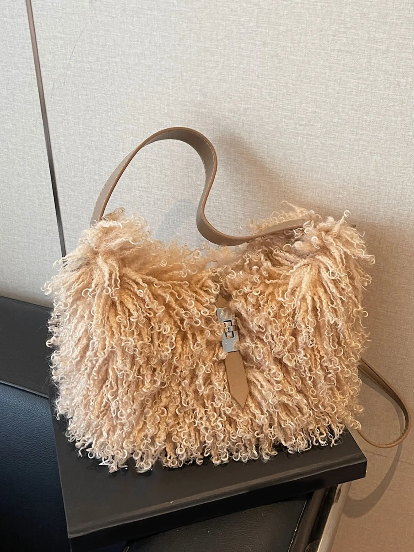 Texture casual simple retro versatile shoulder bag, niche design temperament daily furry crossbody bag, fashionable large capacity handbag, suitable for dating, shopping, commuting to work, daily outings, Flap crossbody purse, Casual Crossbody Bags