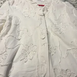 Cherrybetty 100%Cotton Elegant Embroidered Flower Ruffle Neck Puff Sleeve Cotton Top Women Casual Style Vintage Blouse Cute Fall Outfits for Womenswear